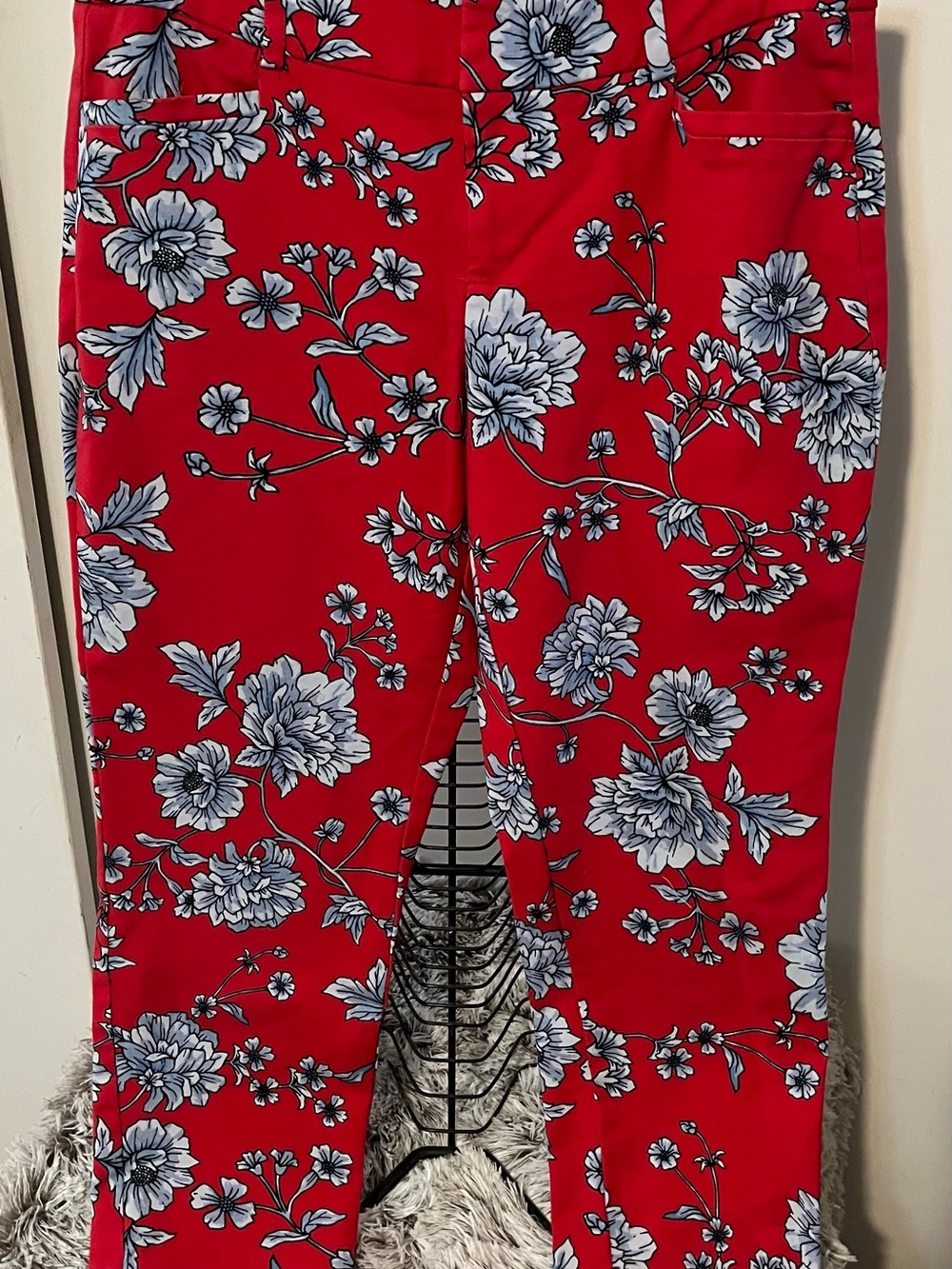Women’s Red Floral Print Stretch Pants